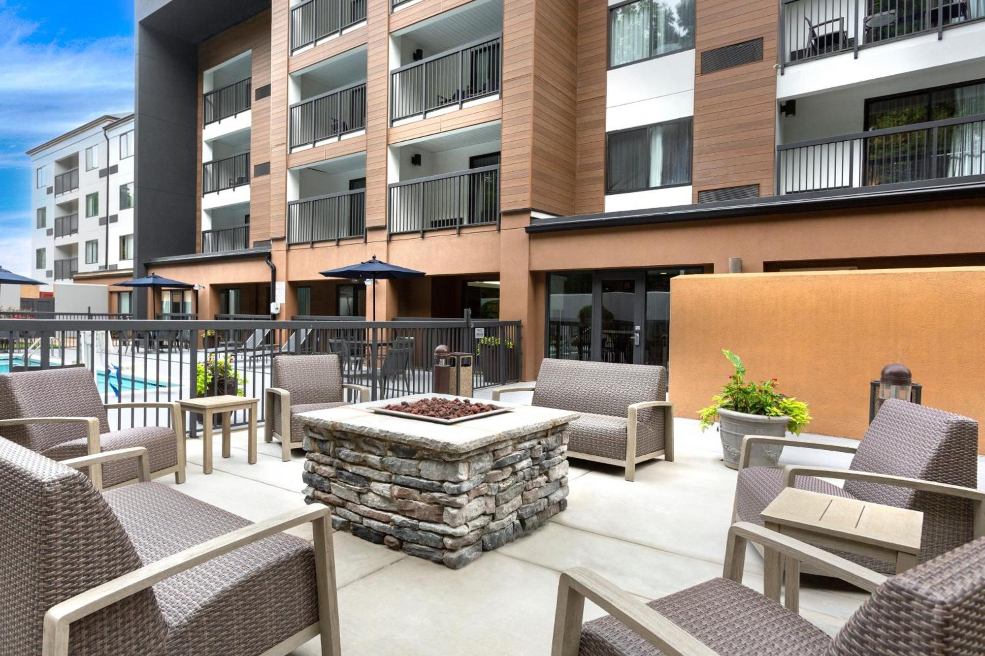 Courtyard Winston-Salem Hanes Mall Exteriör bild